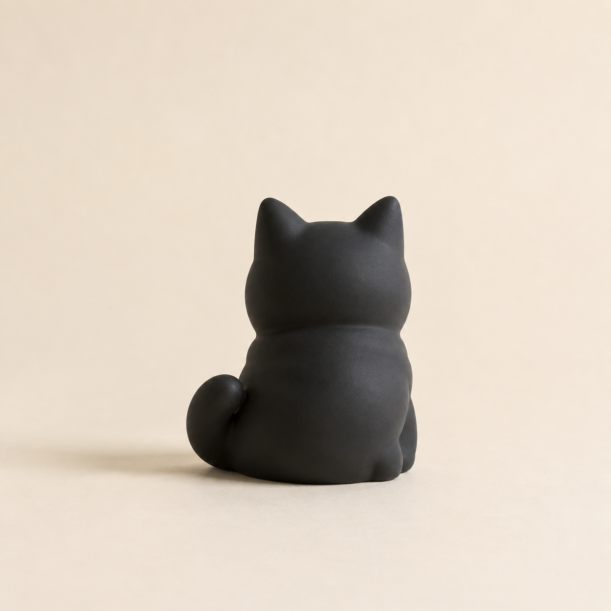Minimalist Smiling Cat Figurine – Modern Home Decor Accent