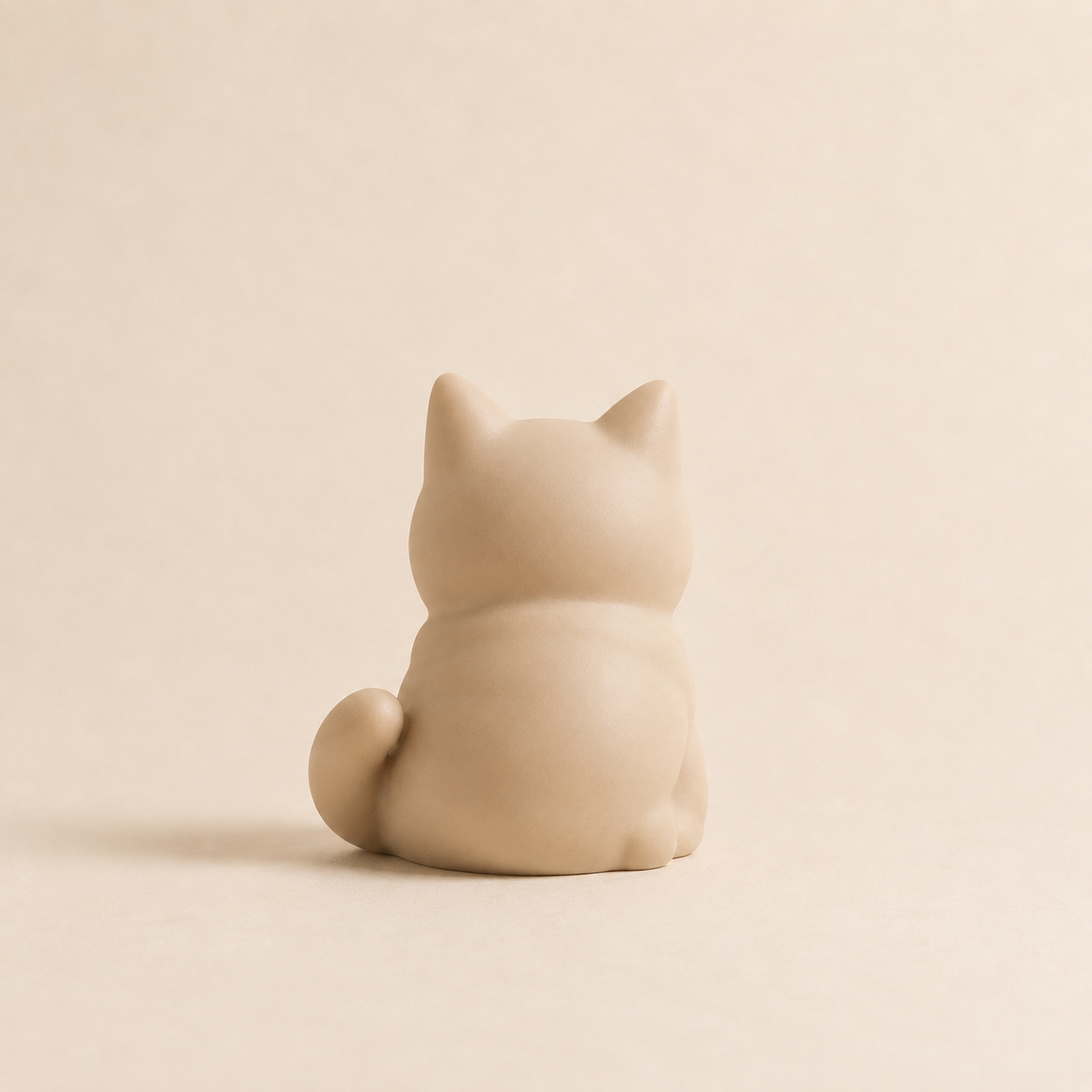 Minimalist Smiling Cat Figurine – Modern Home Decor Accent