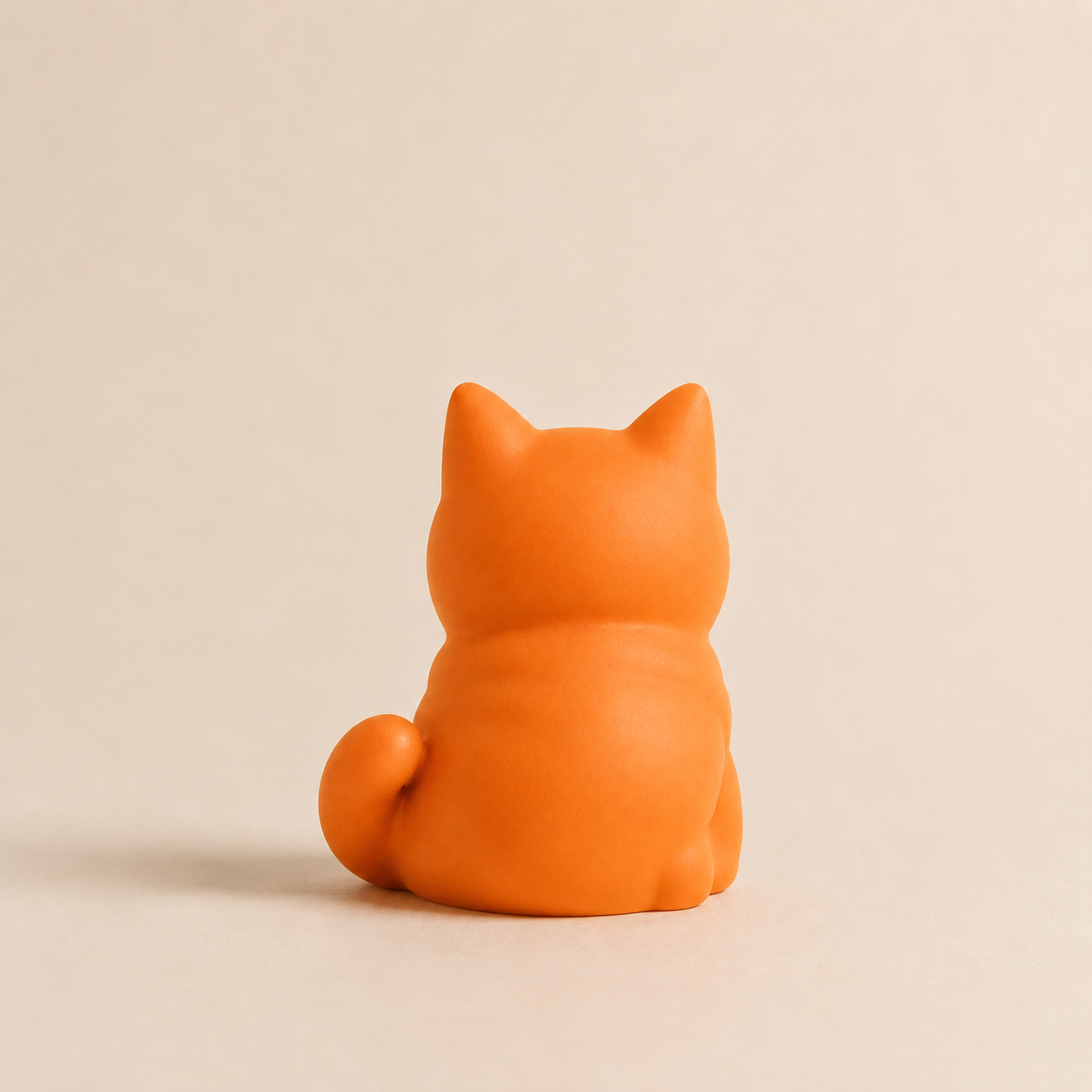 Minimalist Smiling Cat Figurine – Modern Home Decor Accent